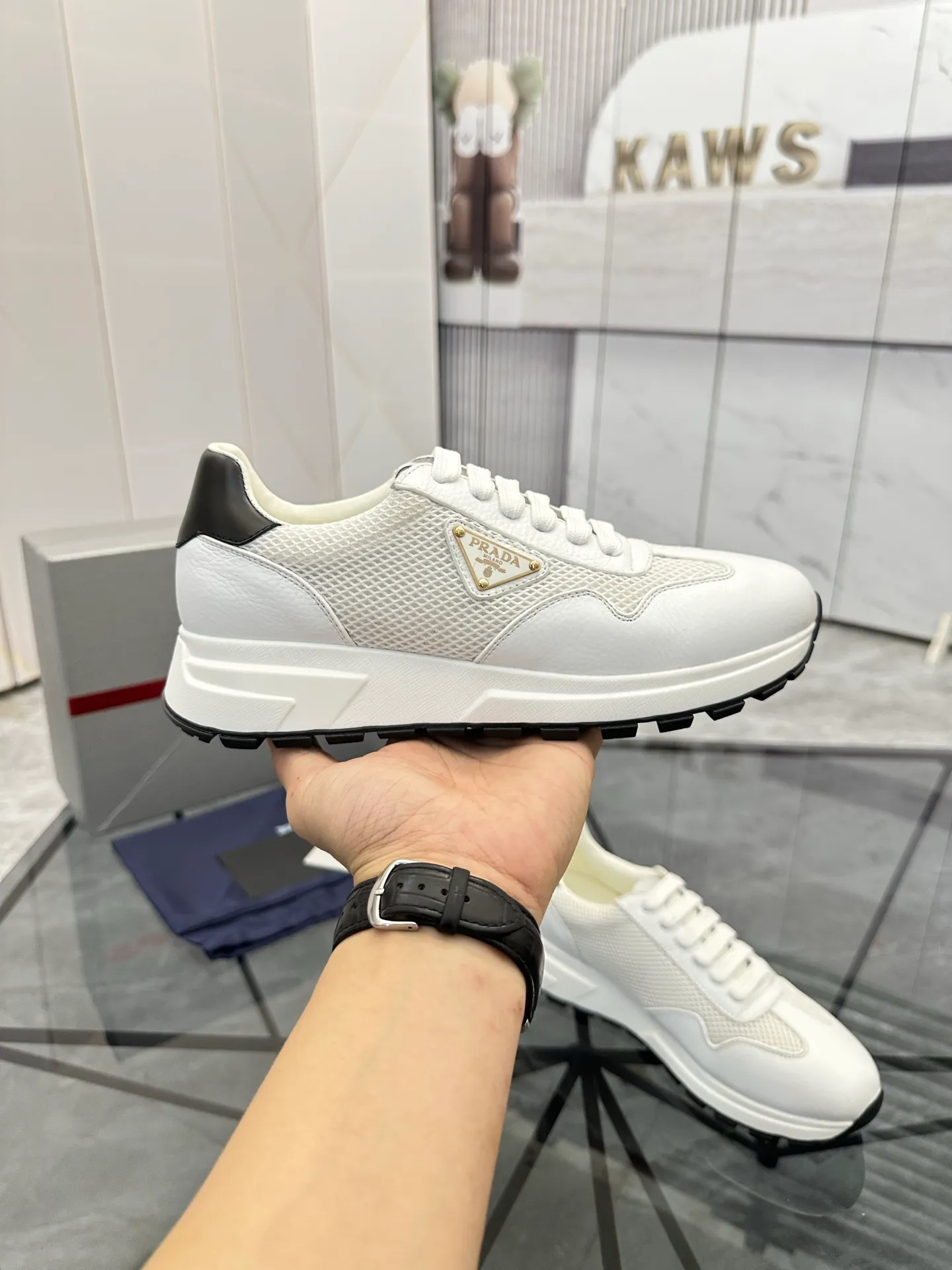 Men's shoes: 💰P600¥ High-end top quality Product trademark: Prada *"Prada*" low-top casual shoes Regular size: 38-45 (can be customized to 46) Product materials: imported first-layer cowhide stitching original material on the upper, water-dyed cowhide lining, cowhide foot pads, original outsole. No.: 001